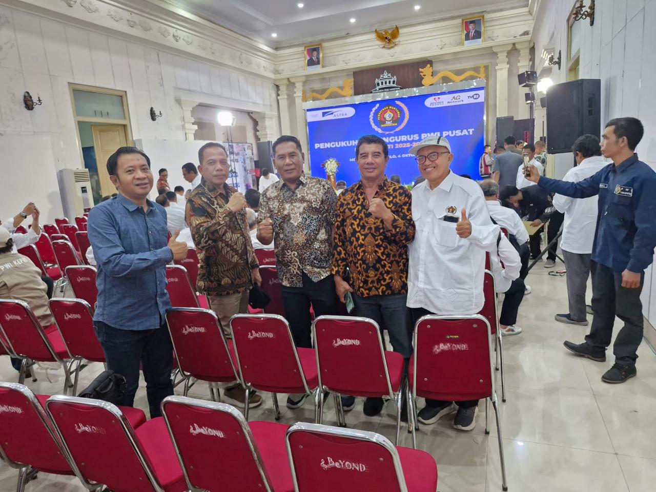 Sebagian Pengurus PWI Provinsi di lokasi acara pengukuhan Pengurus PWI Pusat di Gedung Monumen Pers Nasional, Solo, Sabtu, 4 Oktober 2025. (Foto WAG PWI Persatuan)