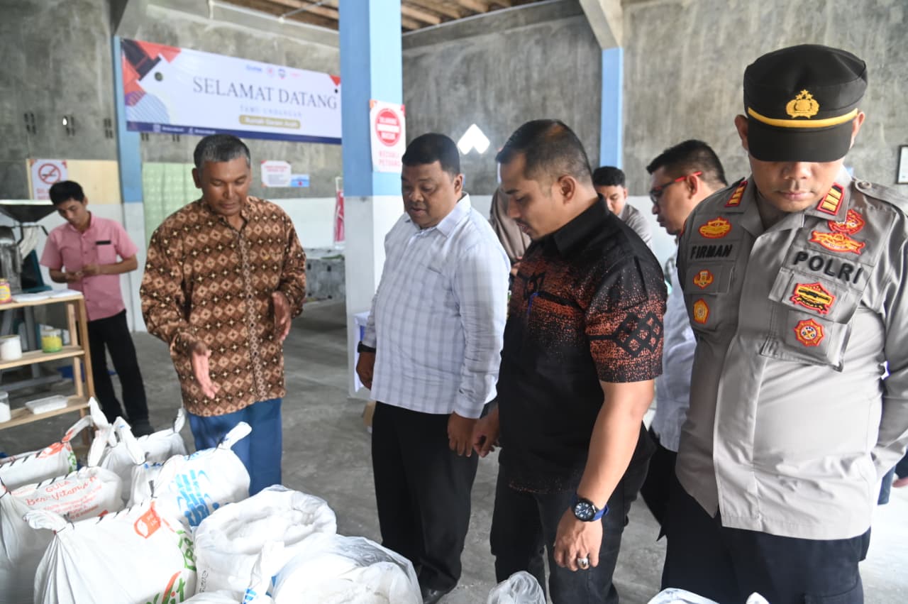 Plt Kadis Kopukmdag Aceh Besar, Drs. Sulaimi, M.Si, menghadiri Grand Opening CSR Rumah Garam Aceh Peduli Koperasi Merah Putih Desa di Gampong Lamtheun,  Darul Imarah, Aceh Besar, Jumat (24/10/2025)