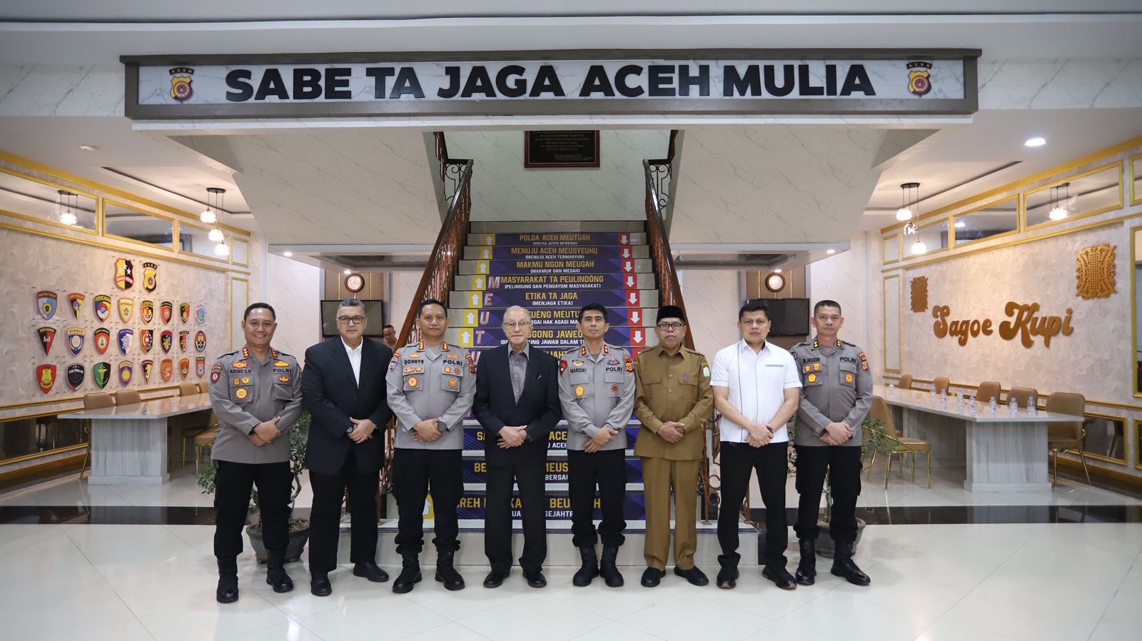 Wali Nanggroe Aceh, Paduka Yang Mulia Tgk. Malik Mahmud Al-Haythar, melakukan audiensi dengan Kepala Kepolisian Daerah (Kapolda) Aceh, Irjen Pol. Drs. Marzuki Alibasyah, M.M., di Mapolda Aceh pada Senin, 20 Oktober 2025.