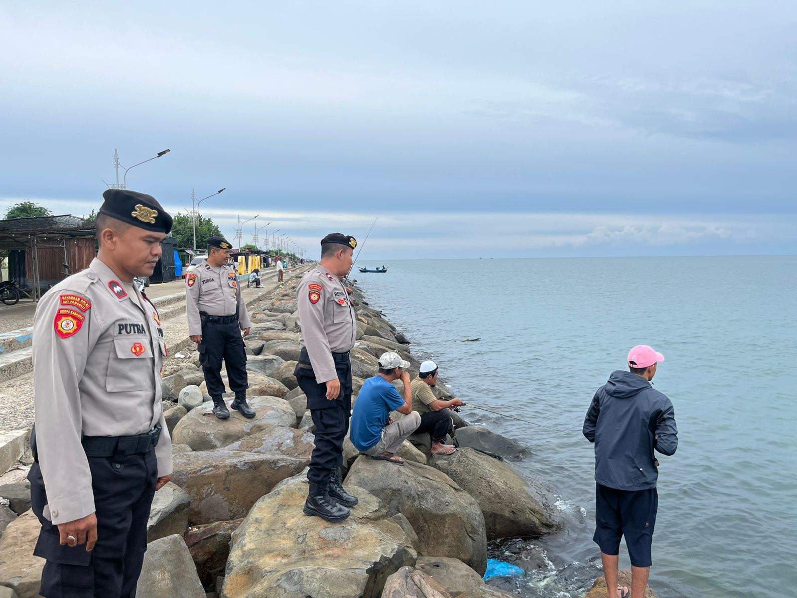 Antisipasi Gangguan Kamtibmas Objek Wisata, Polisi Patroli di Pantai Jagu
