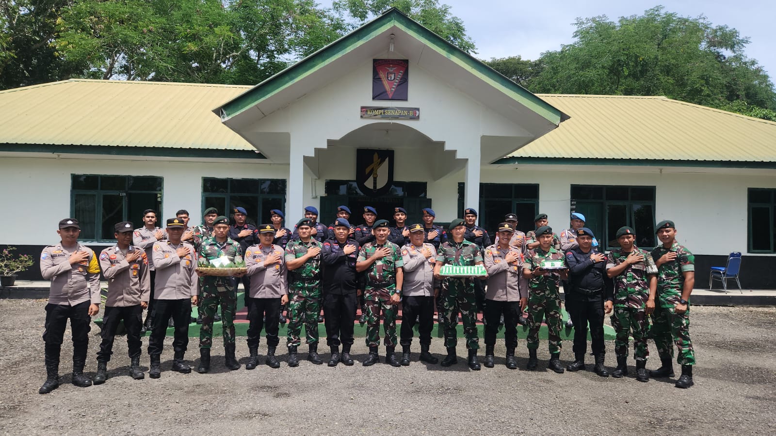 Rayakan HUT ke-80 TNI, Polsek Paya Bakong Kunjungi Kompi Senapan B Yonif 111/KB