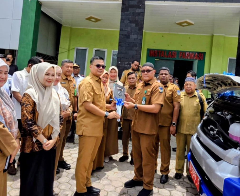 Walikota Langsa, Jeffry Sentana S Putra didampingi Ketua DPRK Langsa, Melvita Sari, saat menyerahkan satu unit mobil ambulans kepada Plh Direktur RSUD Langsa, dr Donny Mulizar.