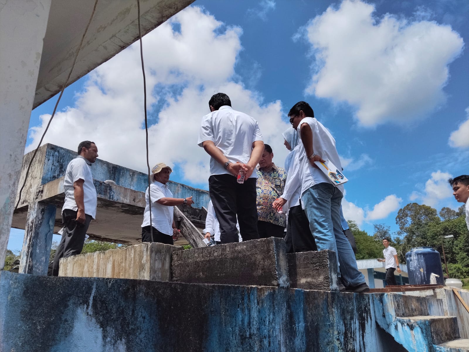 Anggota DPR-RI, H Ilham Pangestu, Kepala Balai Penataan Bangunan, Prasarana dan Kawasan Aceh, Tommy, Sekdakot Langsa, Suhartini serta lainnya saat meninjau Instalasi Pengolahan Air (IPA) bersih, di Pondok Keumuneng, Kecamatan Langsa Lama.