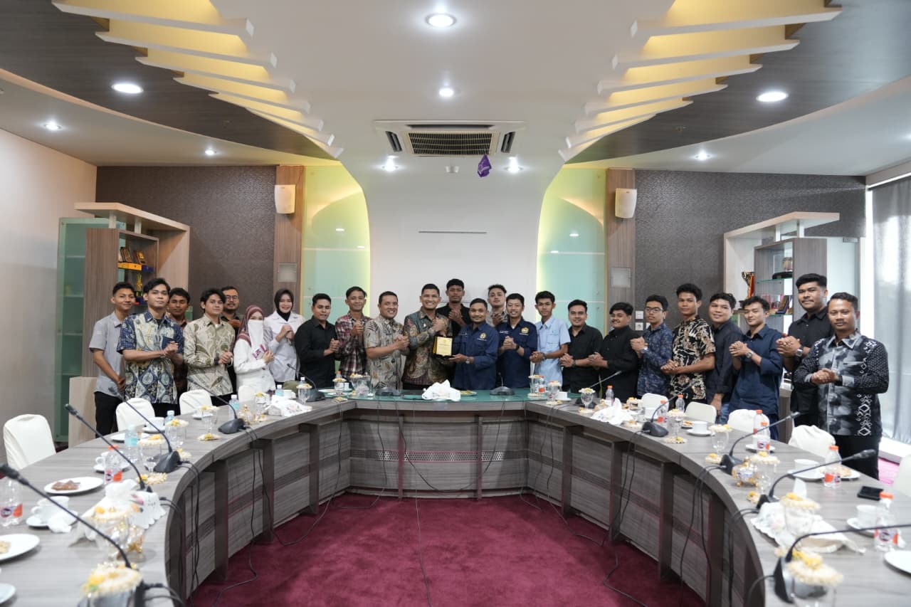 Wakil Wali Kota Banda Aceh, Afdhal Khalilullah, menerima audiensi Forum Komunikasi Generasi Muda Pidie (Fokusgampi) Banda Aceh di ruang rapat Balai Kota Banda Aceh. Kamis, 16 Oktober 2025.