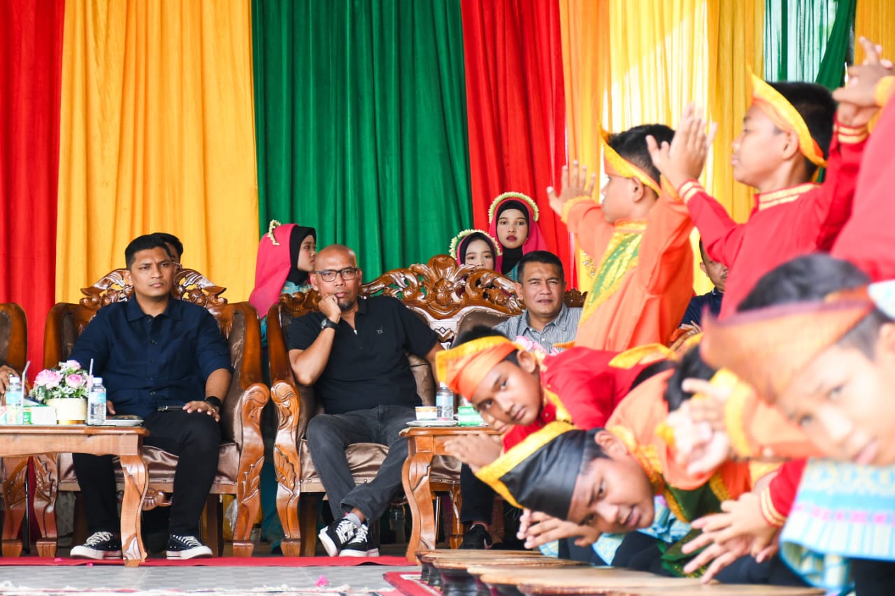 Wakil Wali Kota Banda Aceh Afdhal Khalilullah melihat dari dekat pelaksanaan program Seniman Masuk Sekolah (SMS) di SMP Negeri 2 Banda Aceh, Sabtu, 18 Oktober 2025.