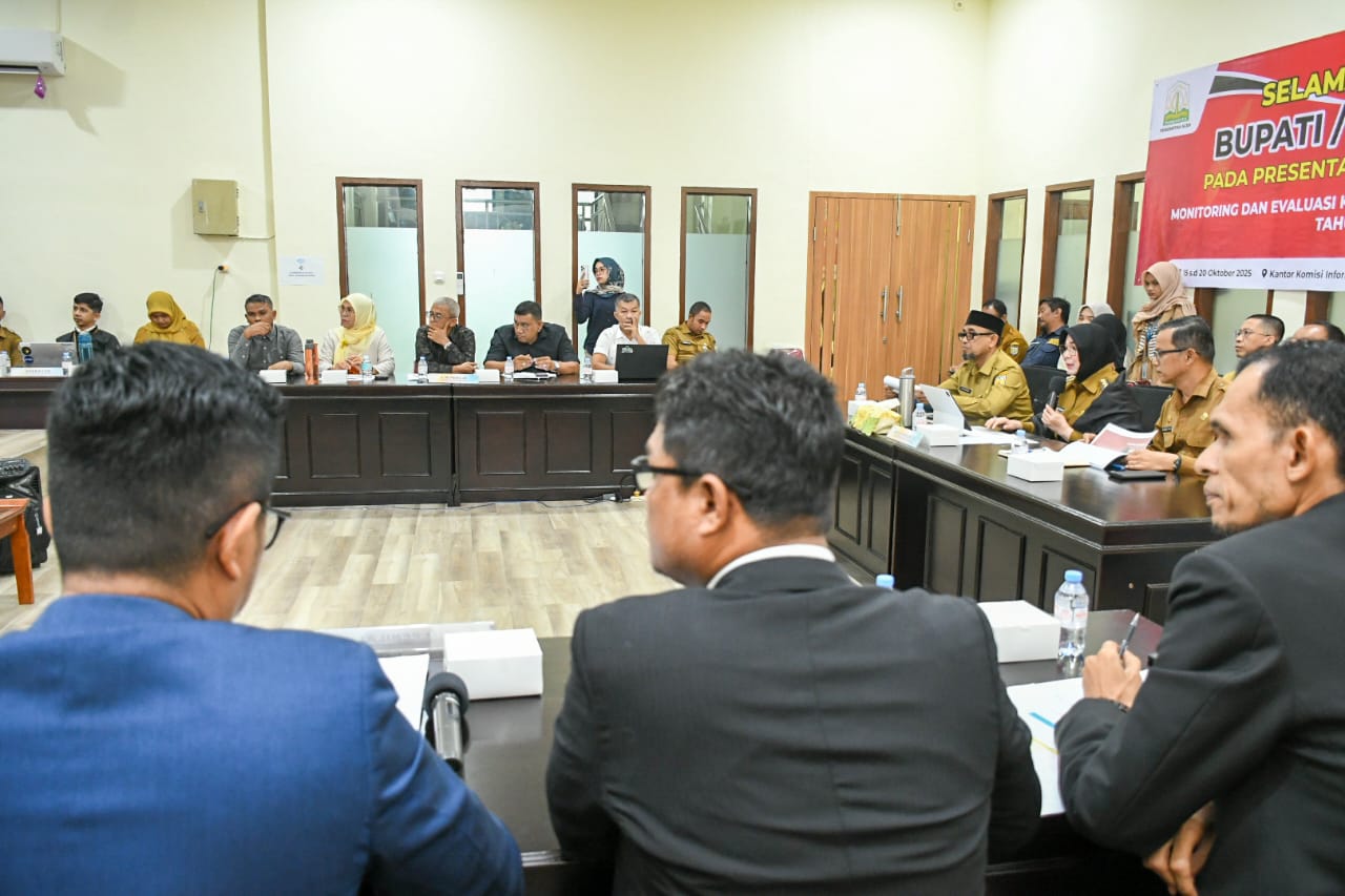 Wali Kota Banda Aceh, Illiza Sa’aduddin Djamal, memaparkan berbagai inovasi dan strategi pelayanan informasi publik di KIA dalam kegiatan Evaluasi Badan Publik 2025 Senin (20/10/2025).