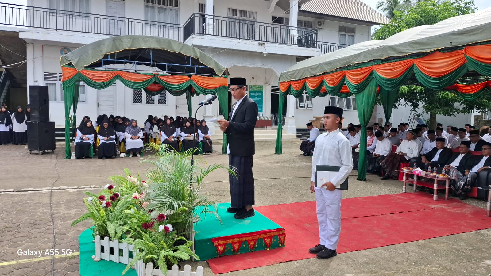 Wakil Walikota Langsa, Muhammad Haikal Alfisyahrin, ST, saat menjadi pemimpin upacara peringatan HSN tahun 2025, di Dayah Raudhatun Najah, Gampong Sukarejo, Kecamatan Langsa Timur