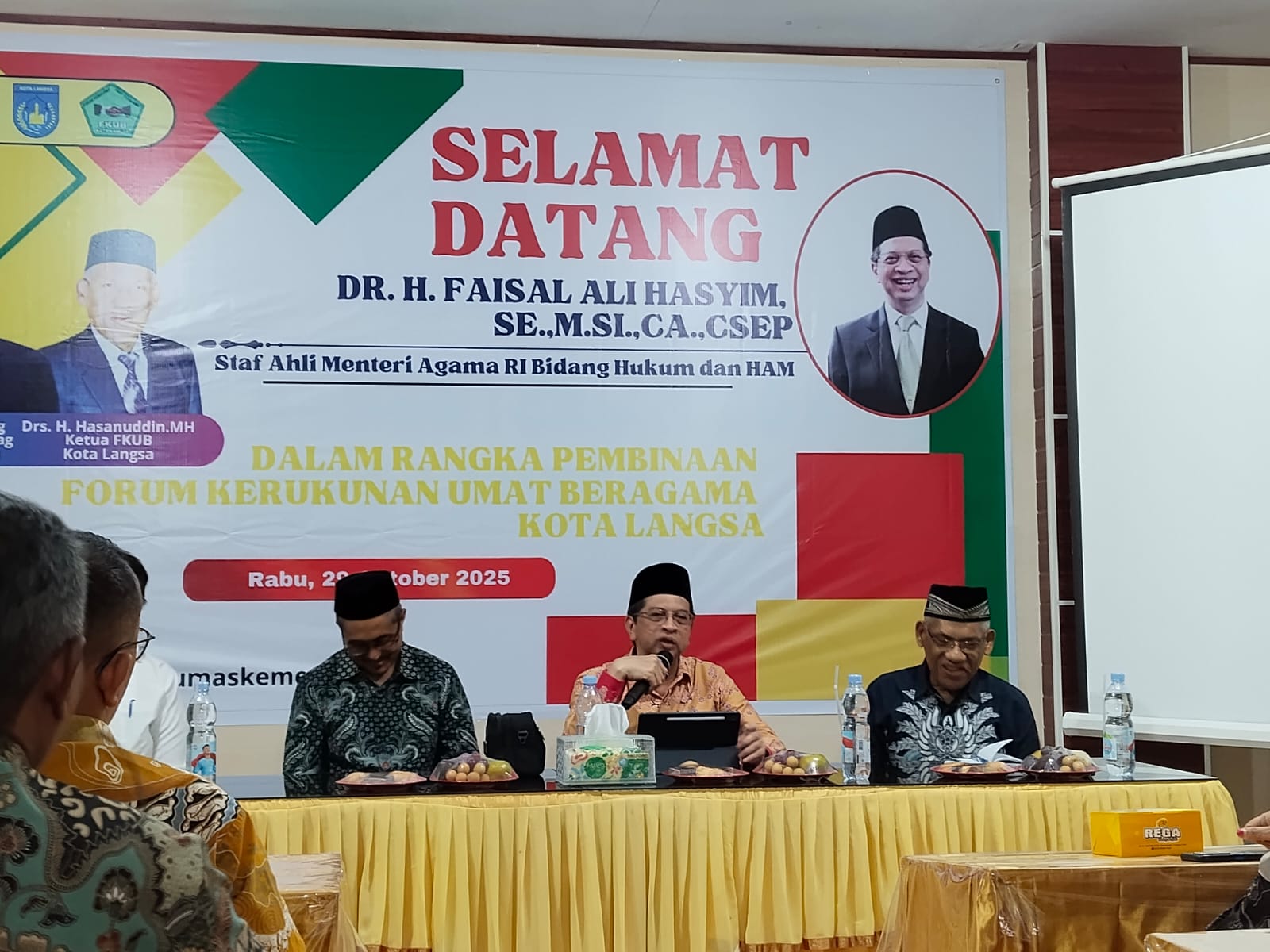 Staf Ahli Mentri Agama RI, Bidang Hukum dan HAM, Dr H Faisal Ali Hasyim didampingi Kakankemenag Langsa, H Fadhli, Kaban Kesbangpol Langsa, Zulhadisyah serta lainya berfoto bersama, di aula Kemenag Langsa