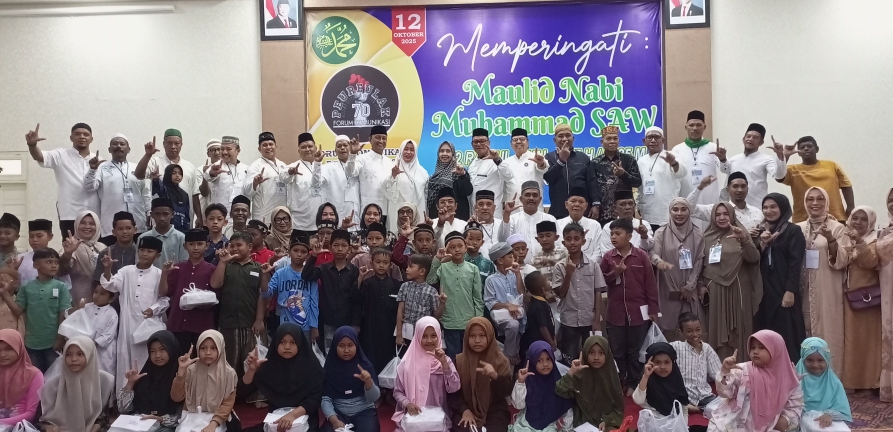 Pengurus FK.P70 bersama Sekda Kota Langsa Dra Suhartini MPd foto bersama usai pemberian santunan kepada Anak yatim 