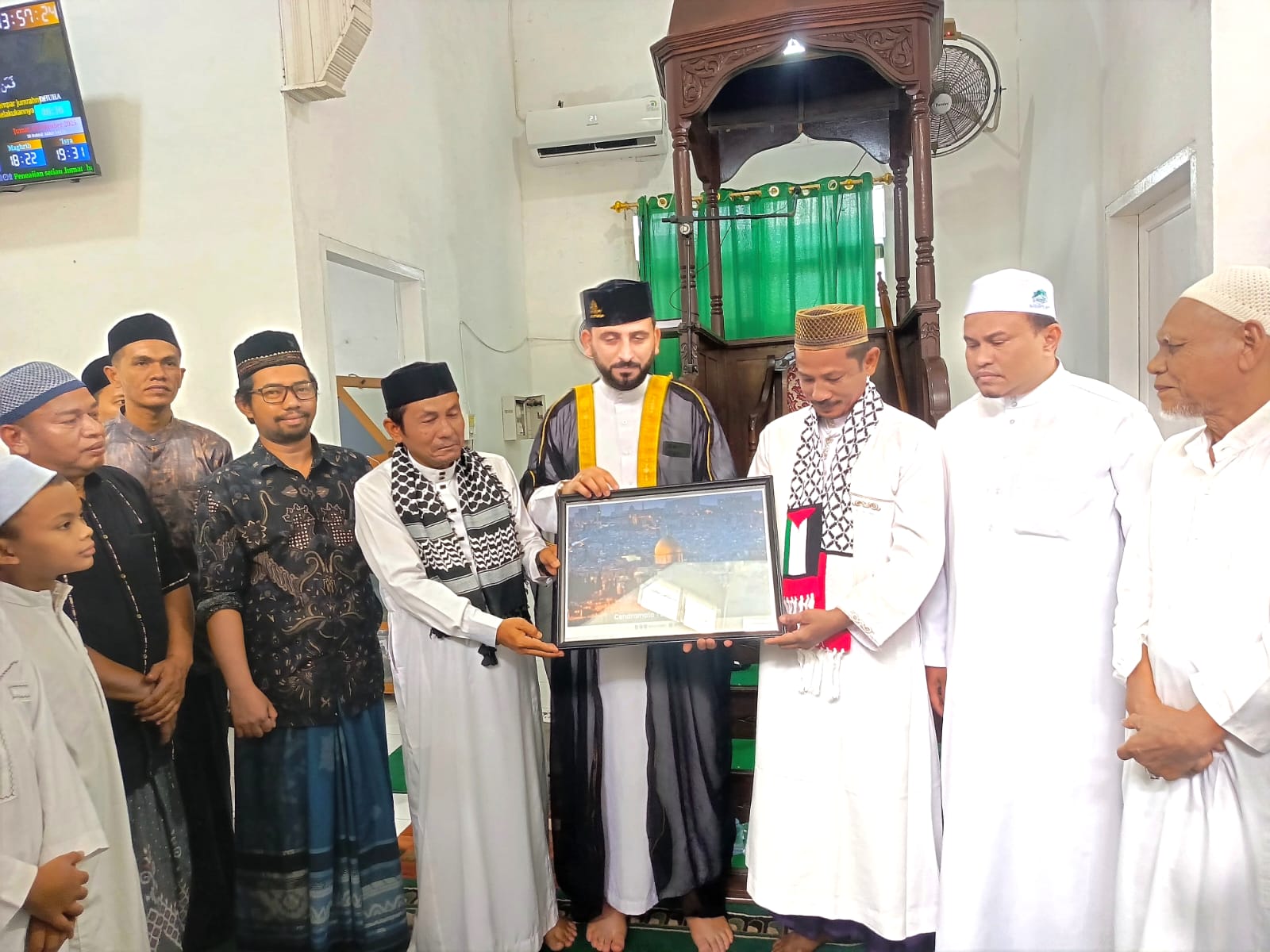 Syekh Saeb Gaza menyampaikan tausiyah dan kesaksian langsung derita masyarakat Gaza di Masjid Baitul Aminin, Gampong Seurigit, Kec. Langsa Barat, Kota Langsa, Jum'at, (3/10/2025).