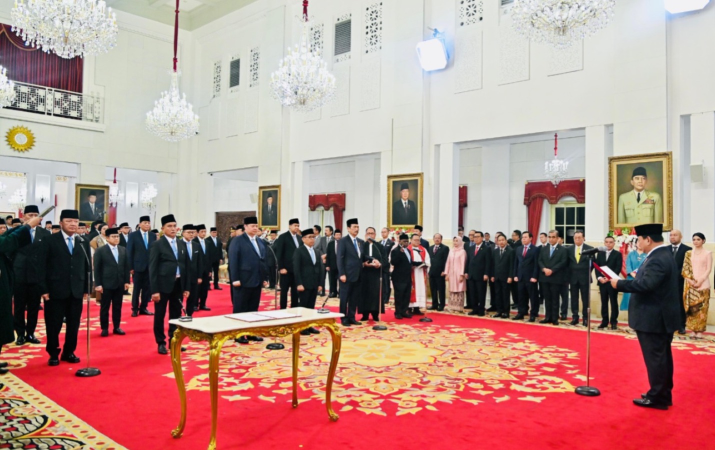 Presiden Prabowo Subianto secara resmi melantik para pejabat baru, mulai Gubernur dan wakil Papua serta  Jajaran Wakil Kementeri RI Kabiner merah Putih di Istana Negara, Rabu sore (8/10/2025),