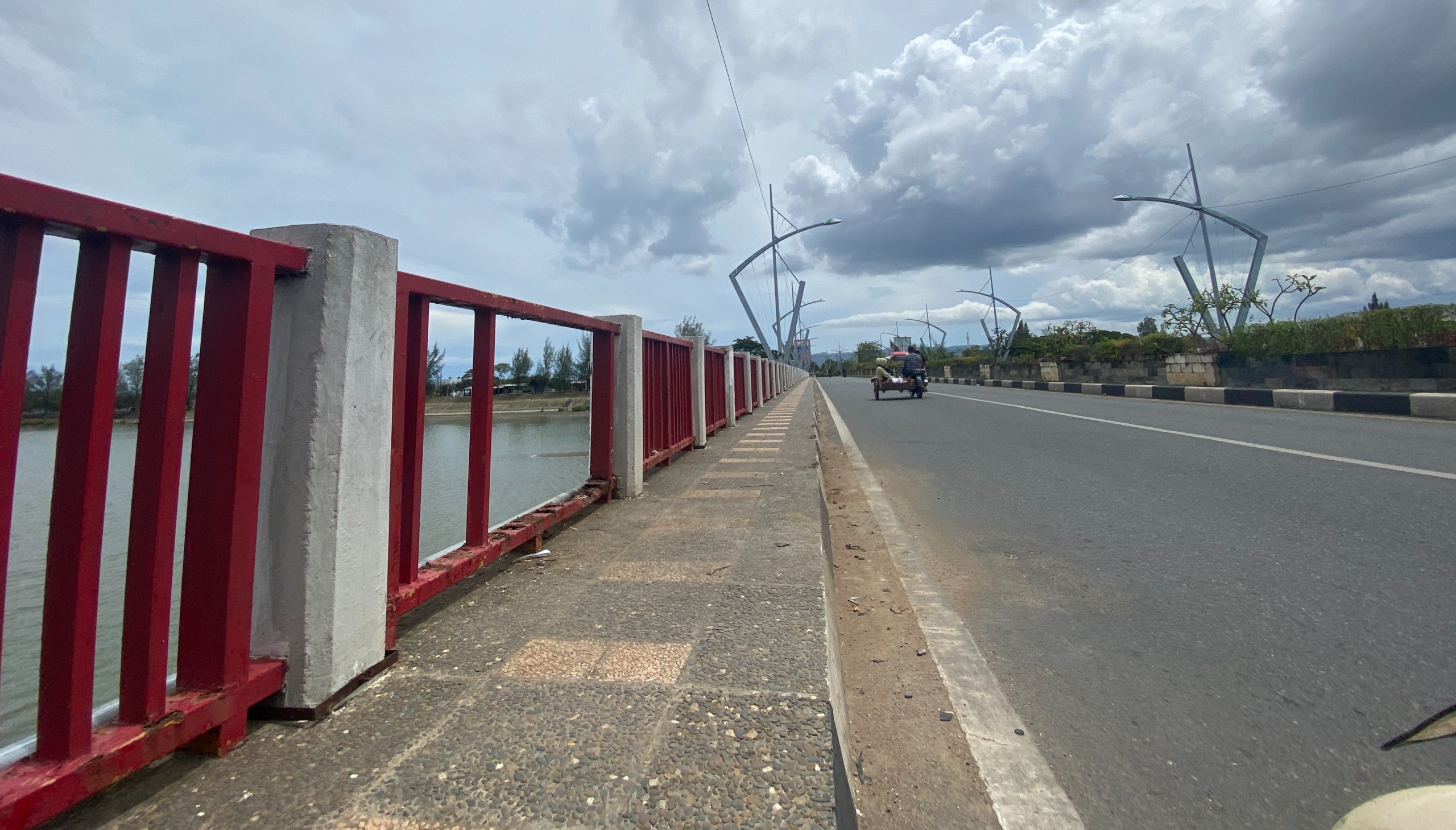 kondisi-pagar-pembatas-jembatan-krueng-cut-banda-aceh-foto-ajnn-irfan-habibi.