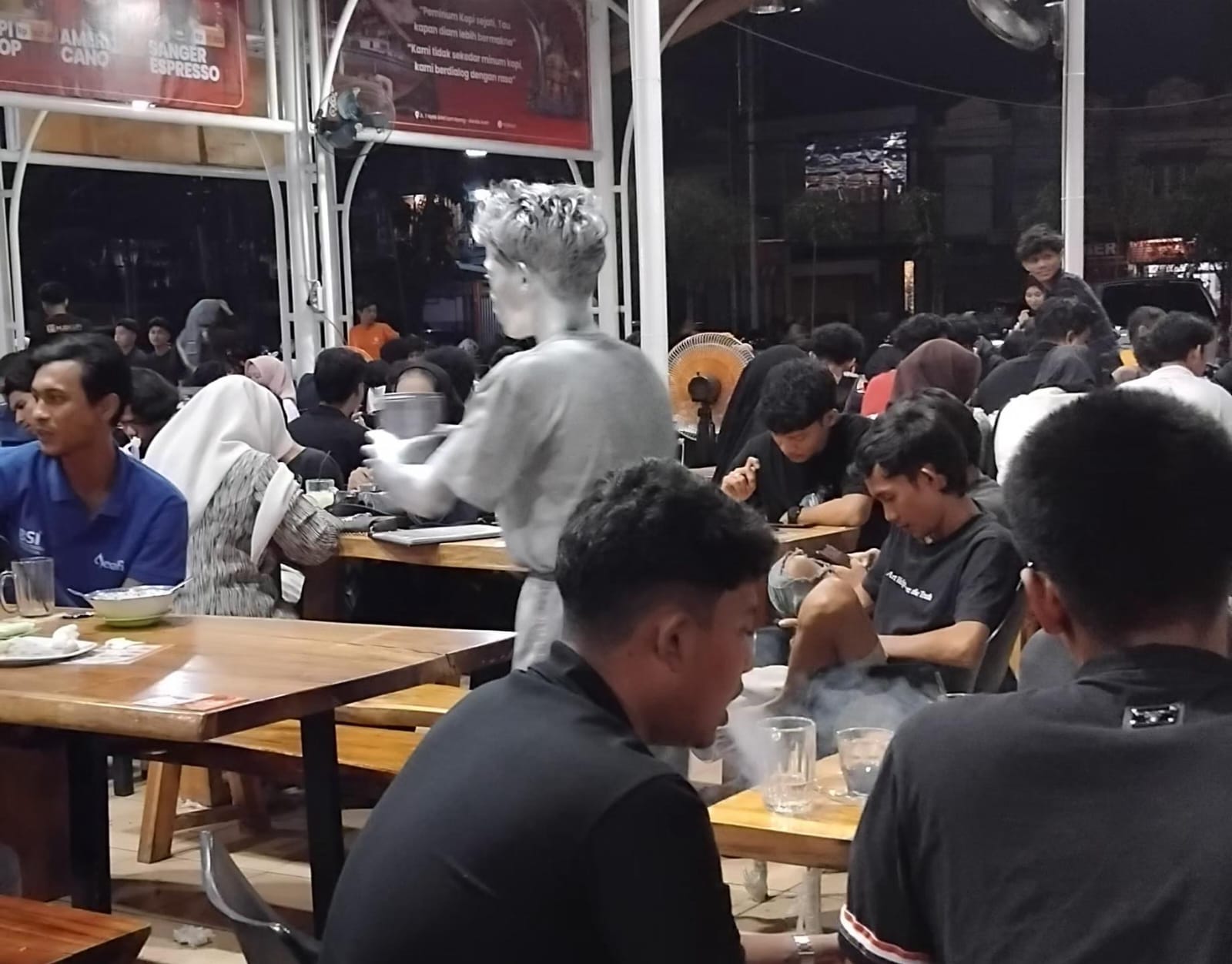 manusia silver dadakan kembali muncul di salah satu warung kopi (warkop) di kawasan Lamnyong, perbatasan Kota Banda Aceh-Aceh Besar. 27/10/2025.