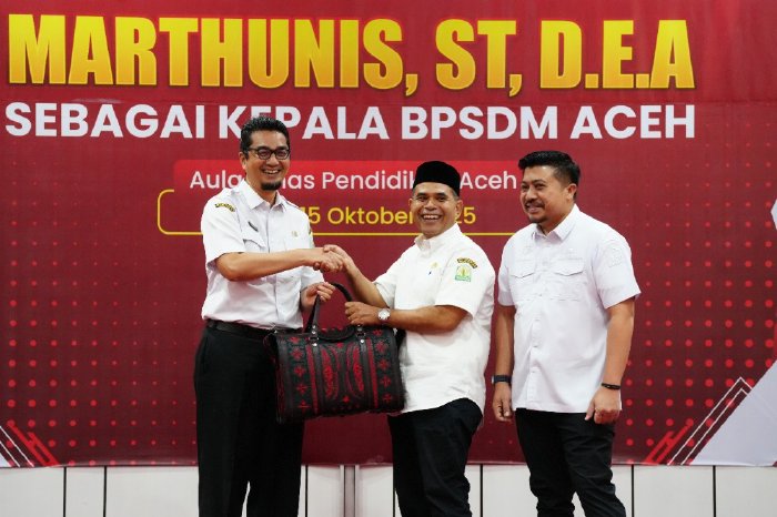 Pelaksana Tugas (Plt.) Kepala Dinas Pendidikan Aceh, Murthalamuddin, S.Pd., MSP, didampingi Sekretaris Dinas, Sabri, S.STP, M.SP dalam suasana khidmat dan penuh kehangatan. Aula Dinas Pendidikan Aceh, Rabu(15/10/2025).