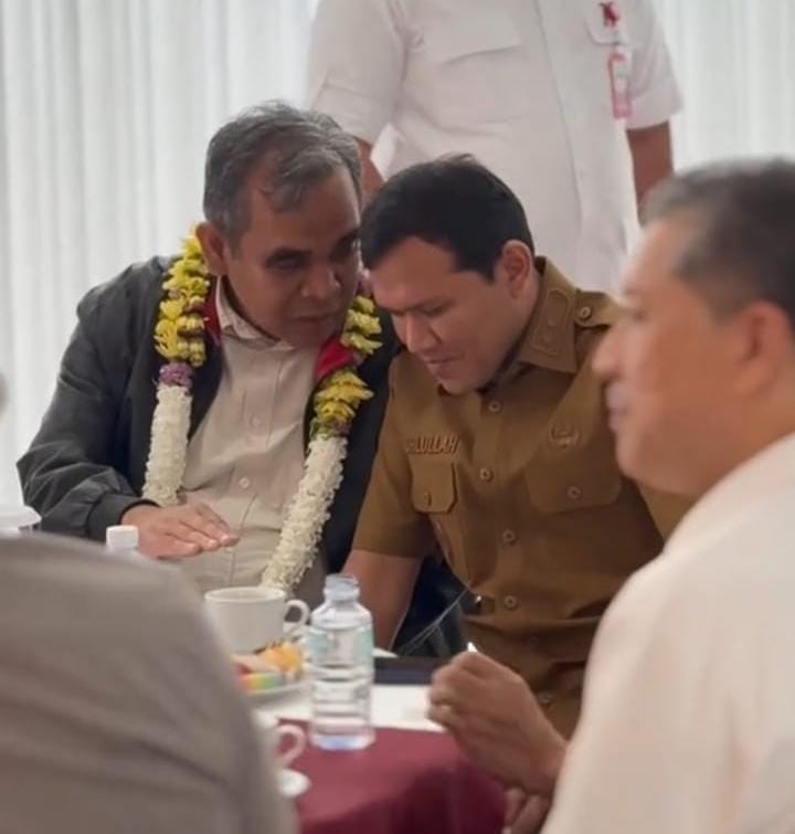 Wagub Aceh, H. Fadhlullah, S.E., menyambut kedatangan Ketua MPR RI, H. Ahmad Muzani, beserta rombongan di VIP Room Bandara Internasional SIM, Blang Bintang, Aceh Besar, Selasa (14/10/2025).