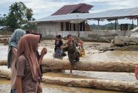 warga gampong jambak, Pante Cermin mencai sisa barang rumah yang tersisa di bawah runtuhan bangunan. Jumat 28/11/2025.