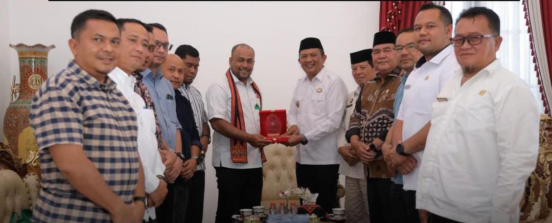 Direktur Utama Bank Aceh, Fadhil Ilyas, melakukan kunjungan silaturahmi ke Bupati Gayo Lues, Suhaidi, di Pendopo Bupati Gayo Lues