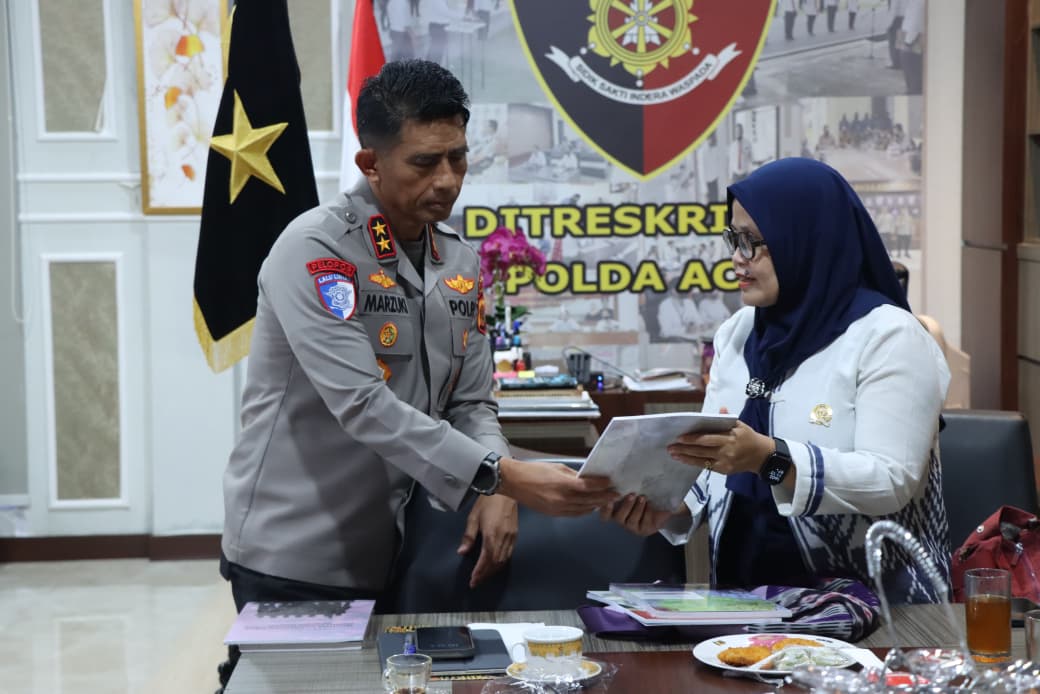 Kapolda Aceh Irjen Pol. Marzuki Ali Basyah melaksanakan diskusi bersama Komnas Perempuan terkait peningkatan kualitas layanan penanganan kasus kekerasan terhadap perempuan. berlangsung di Ruang Kerja Dirreskrimum Polda Aceh, Kamis, 13 November 2025,