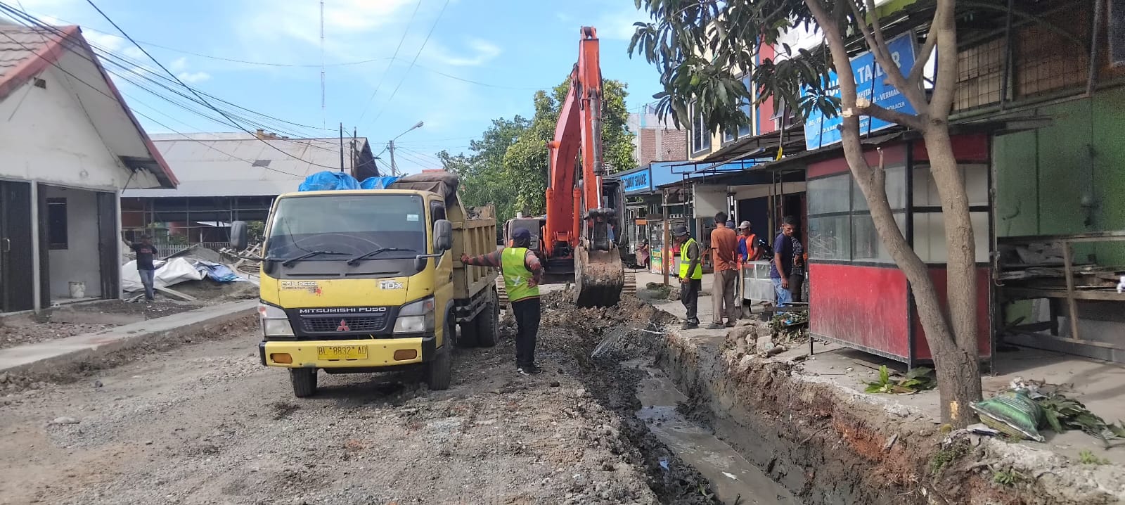 Walikota Banda Aceh Illiza Sa'aduddin Djamal respon cepat keluhan warga kota Banda Aceh terkait kerusakan badan jalan Prof. A. Majid Ibrahim Merduati, Kuta Raja, Banda Aceh yang sekian lama terabaikan. Senin 10/10/2025