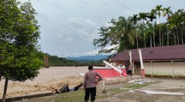 Luapan Sungai Krueng Meureubo kembali memutus akses dan menghancurkan sejumlah fasilitas publik di Kecamatan Pante Ceureumen, sejak Rabu – Sabtu 29 November 2025.