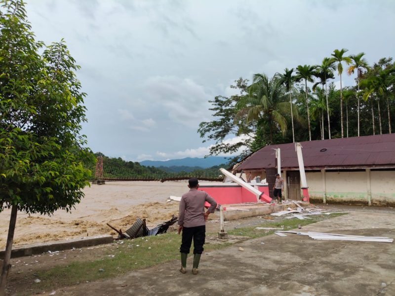 Luapan Sungai Krueng Meureubo kembali memutus akses dan menghancurkan sejumlah fasilitas publik di Kecamatan Pante Ceureumen, sejak Rabu – Sabtu 29 November 2025.