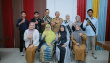 Wakil Ketua Dekranasda Aceh Besar Hj Nurul Fazli SAg dan Kadisparpora Aceh Besar Abdullah SSos foto bersama Ikatan Duta Wisata Aceh Besar, di Gedung Dekranasda Aceh Besar, Gampong Gani, Kecamatan Ingin Jaya, Kabupaten Aceh Besar, Selasa (25/11/2025).