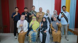 Wakil Ketua Dekranasda Aceh Besar Hj Nurul Fazli SAg dan Kadisparpora Aceh Besar Abdullah SSos foto bersama Ikatan Duta Wisata Aceh Besar, di Gedung Dekranasda Aceh Besar, Gampong Gani, Kecamatan Ingin Jaya, Kabupaten Aceh Besar, Selasa (25/11/2025).