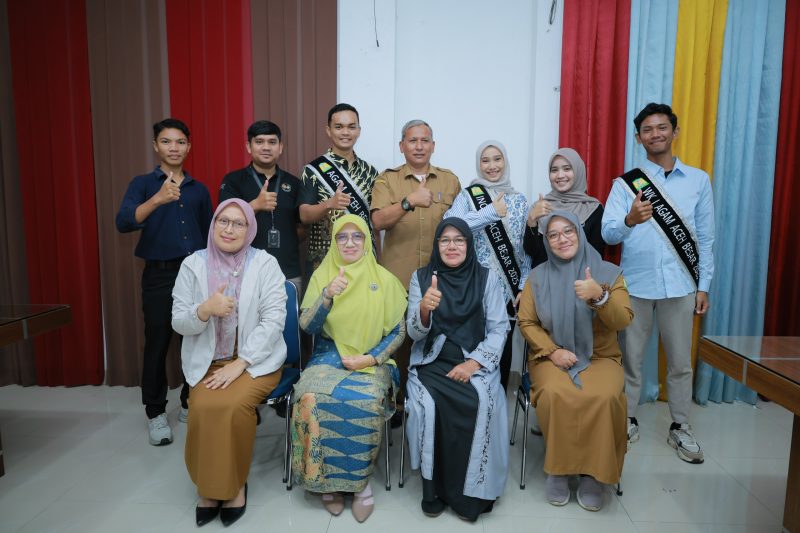Wakil Ketua Dekranasda Aceh Besar Hj Nurul Fazli SAg dan Kadisparpora Aceh Besar Abdullah SSos foto bersama Ikatan Duta Wisata Aceh Besar, di Gedung Dekranasda Aceh Besar, Gampong Gani, Kecamatan Ingin Jaya, Kabupaten Aceh Besar, Selasa (25/11/2025).