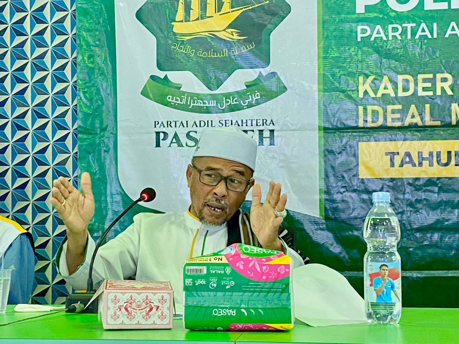 Ketua Umum PAS Aceh Tgk H Tu Bulqaini Tanjongan, S.Sos.I, memberikan materi dihadapan anggota dan ratusan kader PAS di Kabupaten Aceh Barat Daya (Abdya) Jumat, (31/10/2025) Foto : Husni Humas PAS Aceh.