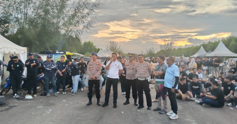 Kapolres Langsa, AKBP Mughi Prasetyo SIK, (baju putih - red) saat menutup event drag Race Series II di Sirkuit Air Strip Kuala Langsa.