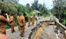 Badan Jalan di Menuju Gampong Sukajadi Makmur Longsor