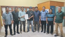 Kedua belah pihak berdamai dan foto bersama majelis sidang dan ketua BPSK Kota Langsa dan para saksi usai sidang di kantor Perindagkop Kota Langsa 