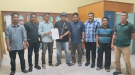 Kedua belah pihak berdamai dan foto bersama majelis sidang dan ketua BPSK Kota Langsa dan para saksi usai sidang di kantor Perindagkop Kota Langsa 