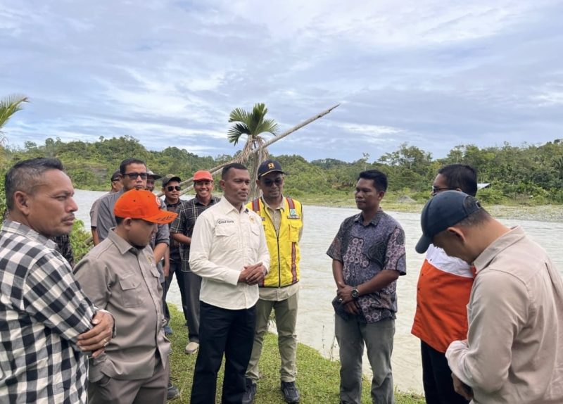 Anggota DPR-RI, dari Partai PKS, H. Ghufran Zainal Abidin didampingi oleh Tenaga Ahli DPR RI, H. Surianto Sudirman, Lc, MA Ketua DPD PKS Aceh Barat, Murdani, ST dan anggota DPRK PKS, H. Fauzi, saat mengunjungi jembatan tali yang terbuat dari kabel listrik penghubung Desa Canggai dengan Desa Keutapang, Kecamatan Pante Ceureumen, Aceh Barat, Provinsi Aceh. Jumat, 21 November 2025. Foto/Ist.