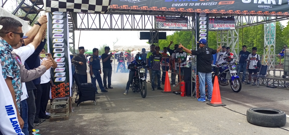 Kadisporapar Kota Langsa bersama Ketua IMI Aceh, Ketua IMI Kota Langsa melepas perdana riders adu kecepatan di lintasan Air Strip Kuala Langsa 
