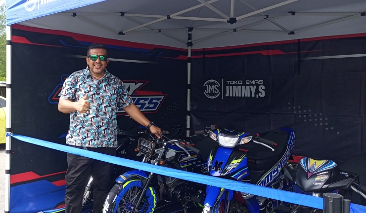 Foto: Harris Gusnally SE MM, salah seorang penggemar olahraga otomotif, salah seorang penonton setia event drag race di sirkuit Air Strip Kuala Langsa.