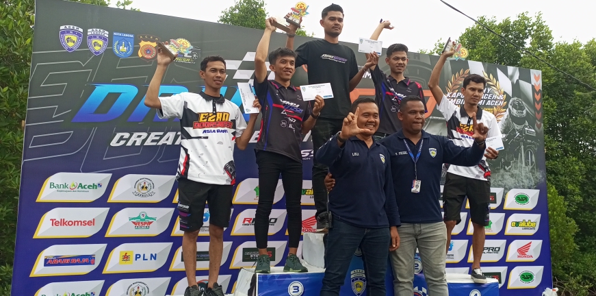Ketua Penyelenggara Drag Race IMI Langsa Loli Tianda, Foto bersama juara usai penyerahan tropi