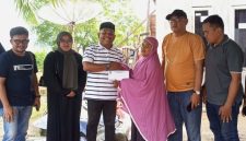 Ketua IMI Kota Langsa, Dalem Syukri ST bersama pengurus saat menyerahkan santunan kepada istri almarhum Syafaruddin Zebua, Maryamah Nasution di kediamannya di Dusun Ramai Indah Gampong Alue Dua Bakaran Bate, Kecamatan Kecamatan Langsa Baro, Selasa, 18 November 2025.
