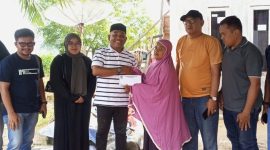 Ketua IMI Kota Langsa, Dalem Syukri ST bersama pengurus saat menyerahkan santunan kepada istri almarhum Syafaruddin Zebua, Maryamah Nasution di kediamannya di Dusun Ramai Indah Gampong Alue Dua Bakaran Bate, Kecamatan Kecamatan Langsa Baro, Selasa, 18 November 2025.