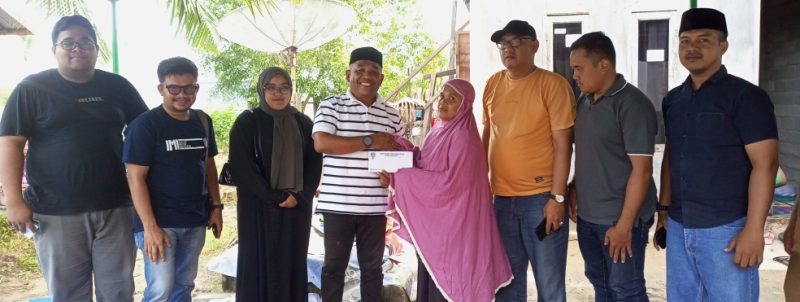 Ketua IMI Kota Langsa, Dalem Syukri ST bersama pengurus saat menyerahkan santunan kepada istri almarhum Syafaruddin Zebua, Maryamah Nasution di kediamannya di Dusun Ramai Indah Gampong Alue Dua Bakaran Bate, Kecamatan Kecamatan Langsa Baro, Selasa, 18 November 2025.