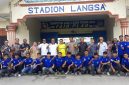Kapolres Langsa AKBP Mughi Prasetyo SIK, Ketua Umum PSBL Hasan Basri SH MH bersama pengurus PSBL , Tamu undangan foto bersama dengan Tim PSBL usai acara pelepasan untuk ikut kompetisi Liga 4 PSSI Aceh tahun 2025/2026.