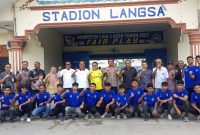 Kapolres Langsa AKBP Mughi Prasetyo SIK, Ketua Umum PSBL Hasan Basri SH MH bersama pengurus PSBL , Tamu undangan foto bersama dengan Tim PSBL usai acara pelepasan untuk ikut kompetisi Liga 4 PSSI Aceh tahun 2025/2026.
