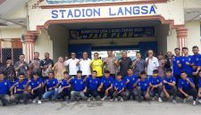 Kapolres Langsa AKBP Mughi Prasetyo SIK, Ketua Umum PSBL Hasan Basri SH MH bersama pengurus PSBL , Tamu undangan foto bersama dengan Tim PSBL usai acara pelepasan untuk ikut kompetisi Liga 4 PSSI Aceh tahun 2025/2026.