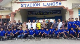 Kapolres Langsa AKBP Mughi Prasetyo SIK, Ketua Umum PSBL Hasan Basri SH MH bersama pengurus PSBL , Tamu undangan foto bersama dengan Tim PSBL usai acara pelepasan untuk ikut kompetisi Liga 4 PSSI Aceh tahun 2025/2026.