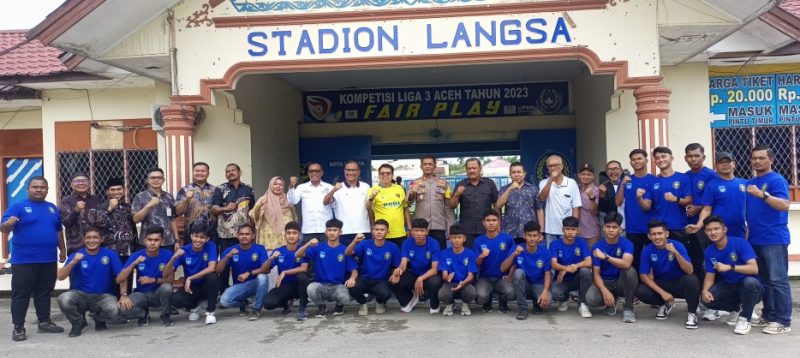 Kapolres Langsa AKBP Mughi Prasetyo SIK, Ketua Umum PSBL Hasan Basri SH MH bersama pengurus PSBL , Tamu undangan foto bersama dengan Tim PSBL usai acara pelepasan untuk ikut kompetisi Liga 4 PSSI Aceh tahun 2025/2026.
