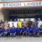 Kapolres Langsa AKBP Mughi Prasetyo SIK, Ketua Umum PSBL Hasan Basri SH MH bersama pengurus PSBL , Tamu undangan foto bersama dengan Tim PSBL usai acara pelepasan untuk ikut kompetisi Liga 4 PSSI Aceh tahun 2025/2026.
