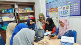 Sekretaris Perwakilan BKKBN Aceh , Ihya, SE, MM, membuka kegiatan FGD modul Lanjut Usia Berdaya (Sidaya) dengan kearifan lokal Aceh, bertempat di Balai Penyuluh KB Kec. Ulee Kareng, Banda Aceh, Jumat (21/11/2025).