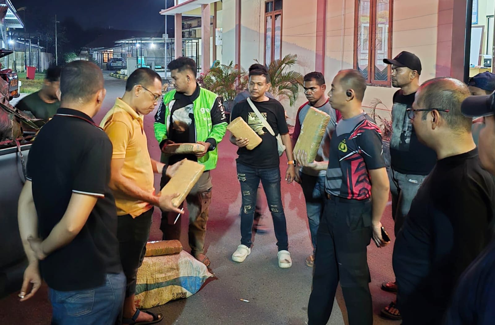 Polres Bireuen kembali berhasil mengungkap kasus narkotika jenis ganja. Kali ini, satu pelaku berinisial BH (52) bersama barang bukti berupa 154,0016 kg ganja, satu unit mesin press, dan satu timbangan digital ikut diamankan.