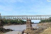 Proses pembangunan jembatan bailey di kawasan Awe Geutah, Kuta Blang, Kabupaten Bireuen, Aceh diperkirakan Rabu 17 Desember 2025 sudah normal dan bisa di lintasi. Minggu 13/12/2025.