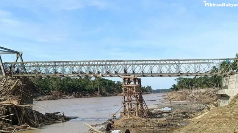 Proses pembangunan jembatan bailey di kawasan Awe Geutah, Kuta Blang, Kabupaten Bireuen, Aceh diperkirakan Rabu 17 Desember 2025 sudah normal dan bisa di lintasi. Minggu 13/12/2025.